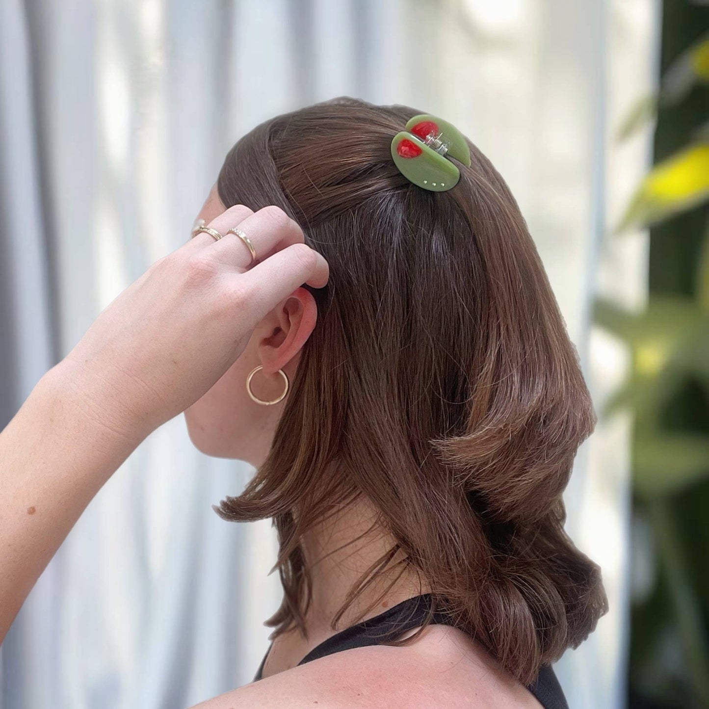 olive hair claw holding hair