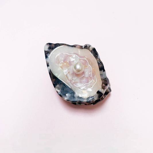 oyster hair claw with pearl detail