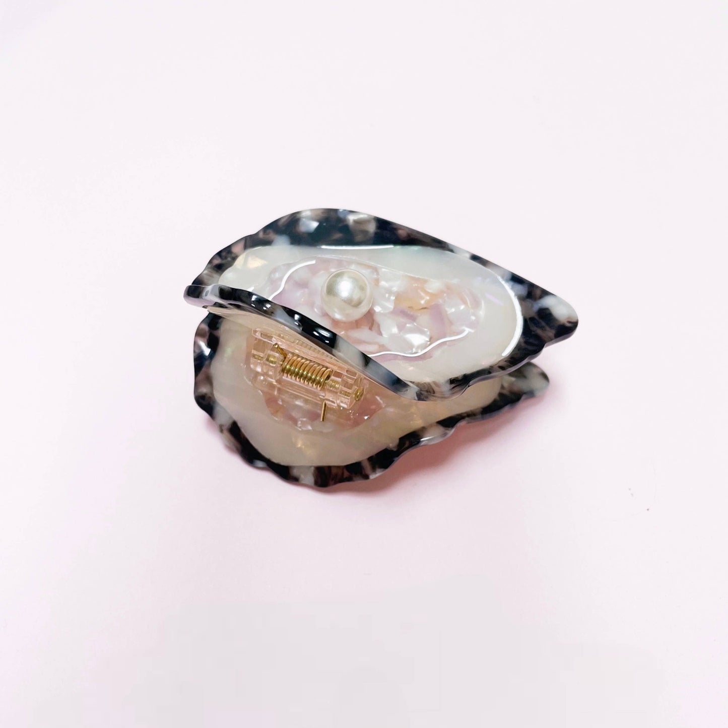 oyster hair claw with pearl detail
