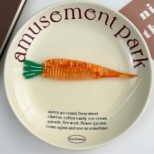 Carrot-shaped comb on a 'amusement park' plate with text