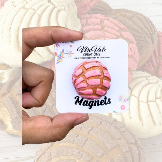 Magnet shaped like a concha pastry with pink icing.