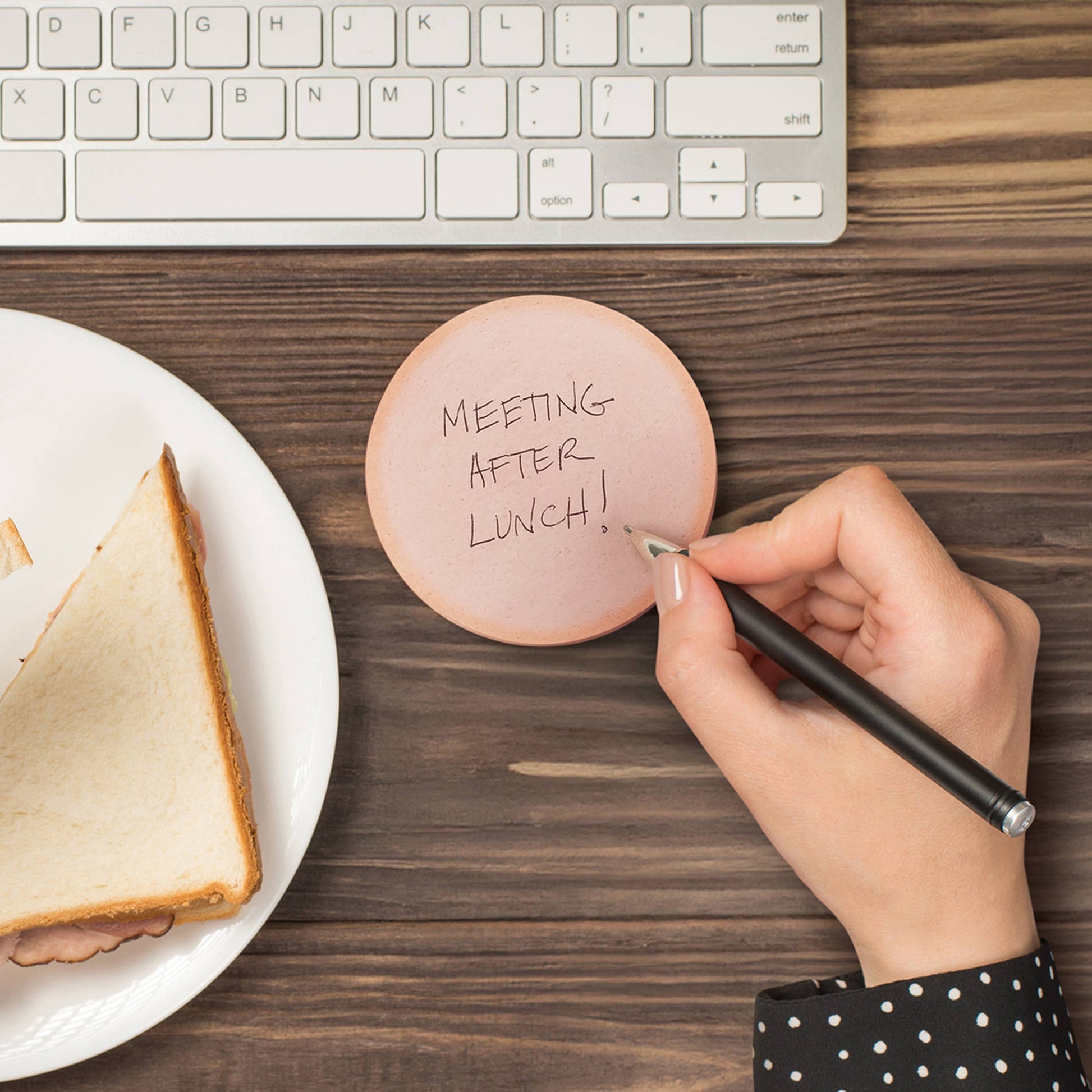 stack of bologna post-it notes being used at someone's desk. They wrote "meeting after lunch!" on it 