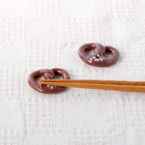 chopstick holders that look like mini chocolate pretzels 