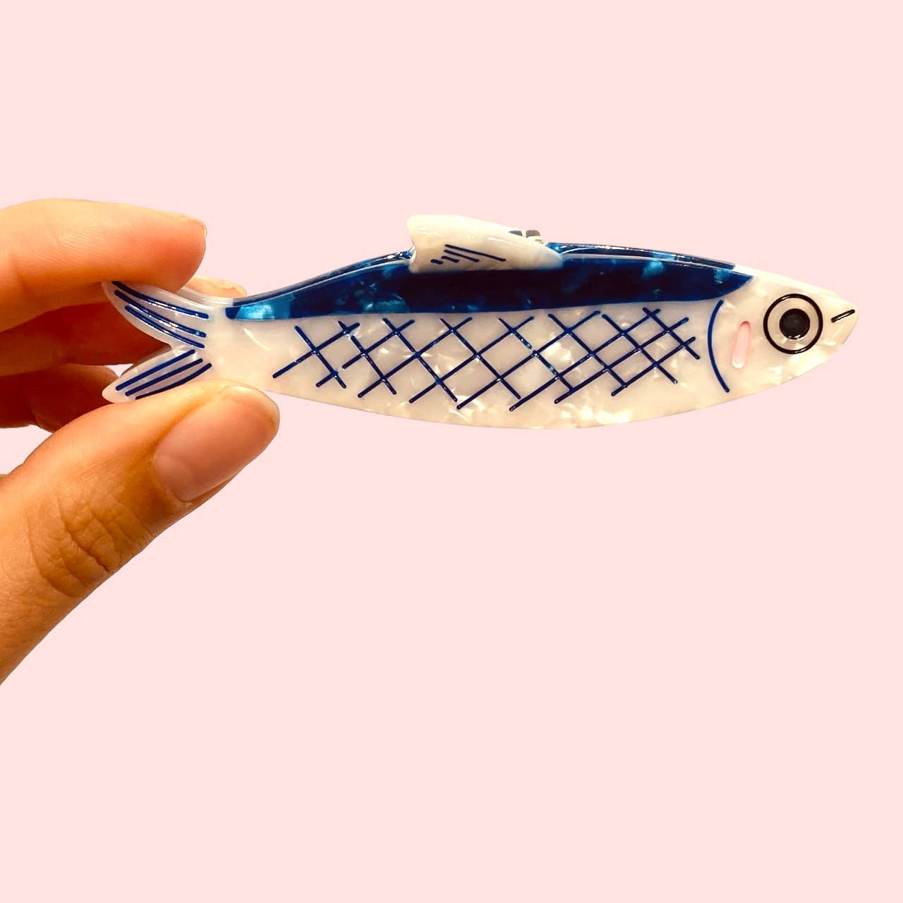 blue and white anchovy-shaped hair claw 