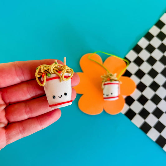 mini smiley faced ramen cup magnet with chopsticks, noodles, peas and carrots coming out the top 