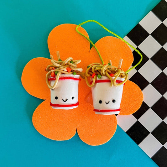 mini smiley faced ramen cup magnet with chopsticks, noodles, peas and carrots coming out the top 