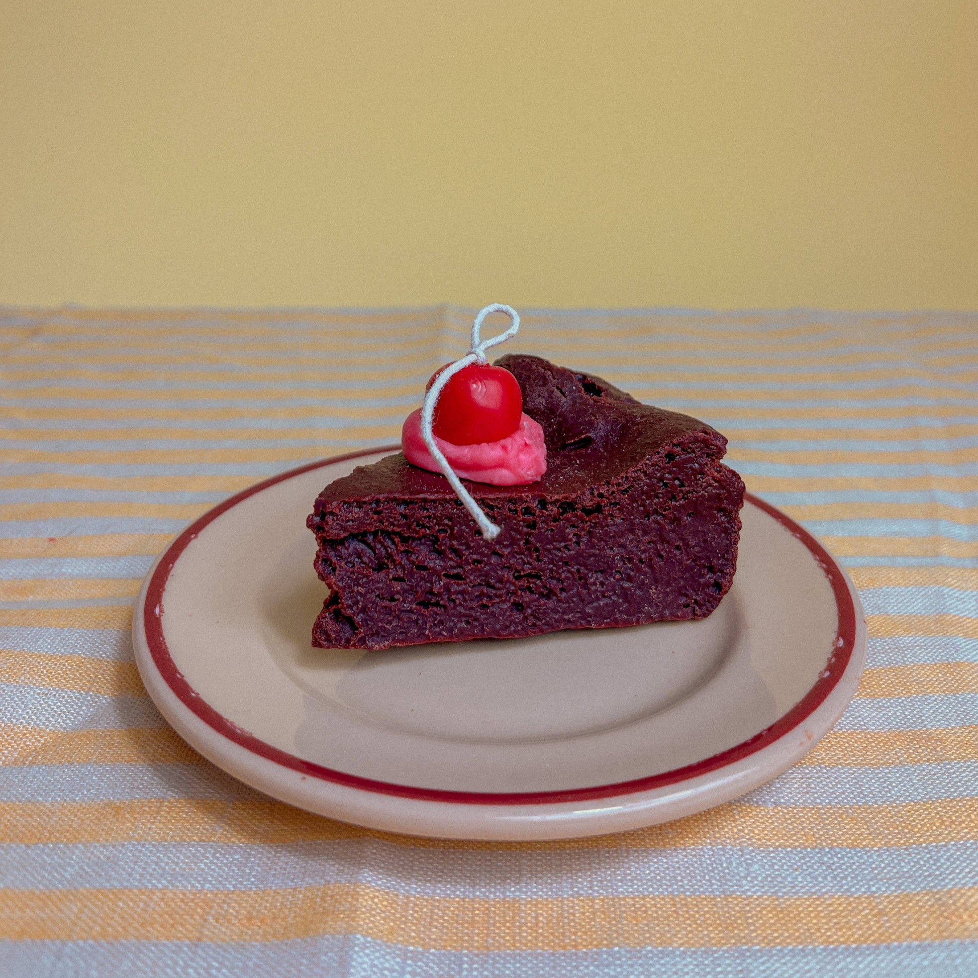 candle that looks and smells like a chocolate cake 
